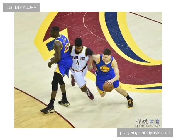 汤普森无球挡拆制造对位错位，三分效率较上季提升